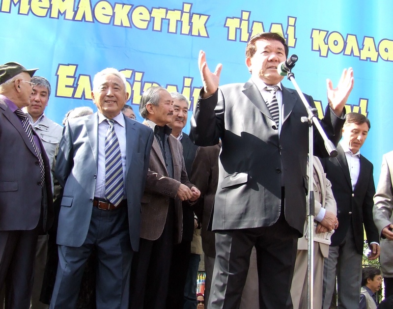 Мухтар Шаханов предложил раздать выступающим против госязыка чиновникам тухлые яйца. Фото © Роза Есенкулова