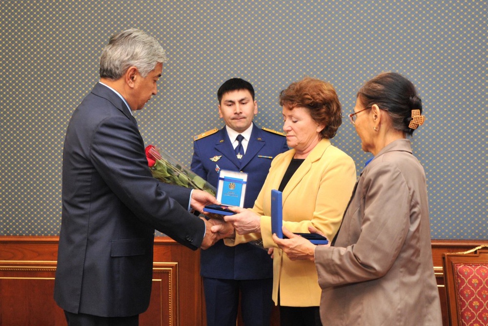 Министр обороны Имангали Тасмагамбетов вручает награды матерям погибших в крушении Су-27 летчиков. Фото©Пресс-служба Министерства обороны РК.