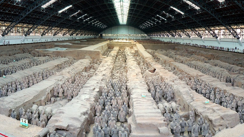 Терракотовое войско в мавзолее первого императора Китая Цинь Шихуанди. ©️ arkeonews.net